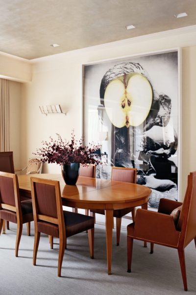 dining-room-table-with-large-picture-fruit-wall